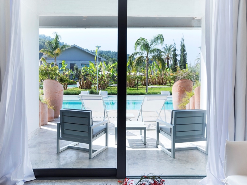 DELUXE ROOM POOL ACCESS 1